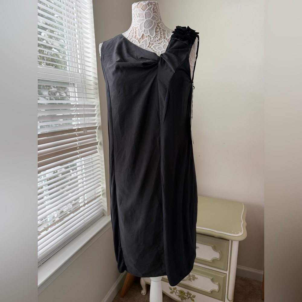 NWT Simply Vera Wang Little Black Sheath Dress Size Medium Elegant Modern Chic